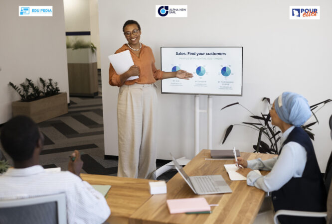 employe-masculin-participant-a-une-session-de-formation-a-son-nouveau-travail-de-bureau